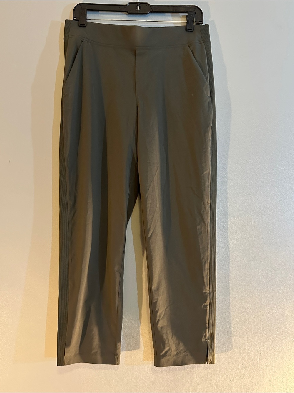 EUC Athleta Radiant Jogger Straight Leg Pants Olive Medium